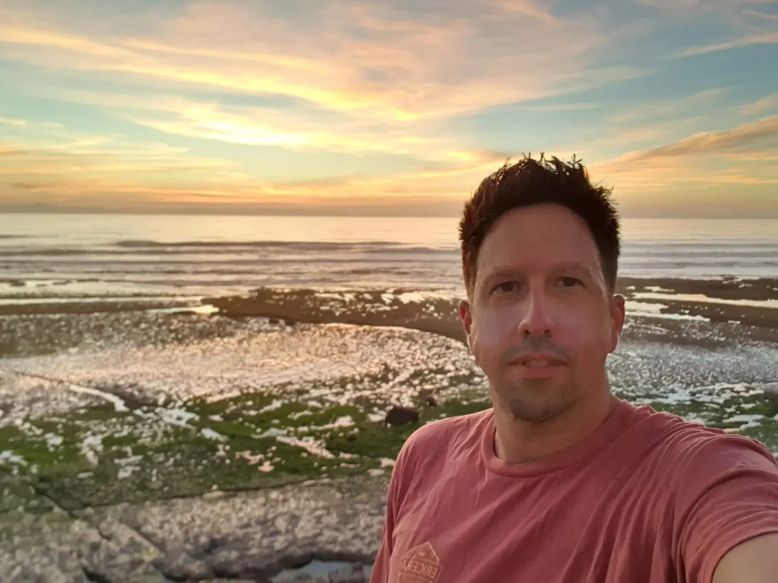 Youri bij zonsondergang aan de kust